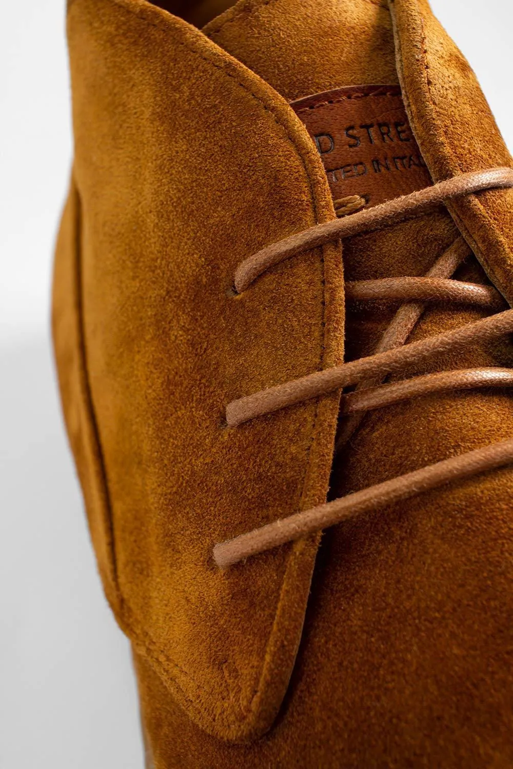 HAMPTON canyon-dust suede chukka boots.