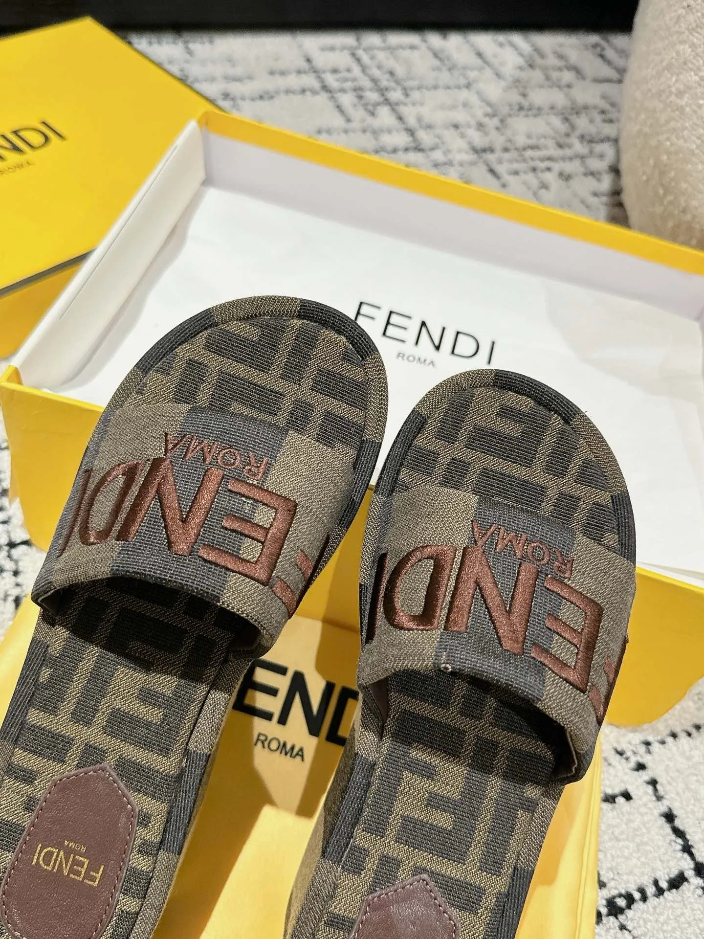 SE1426 Fendi Sunshine / Size5-10